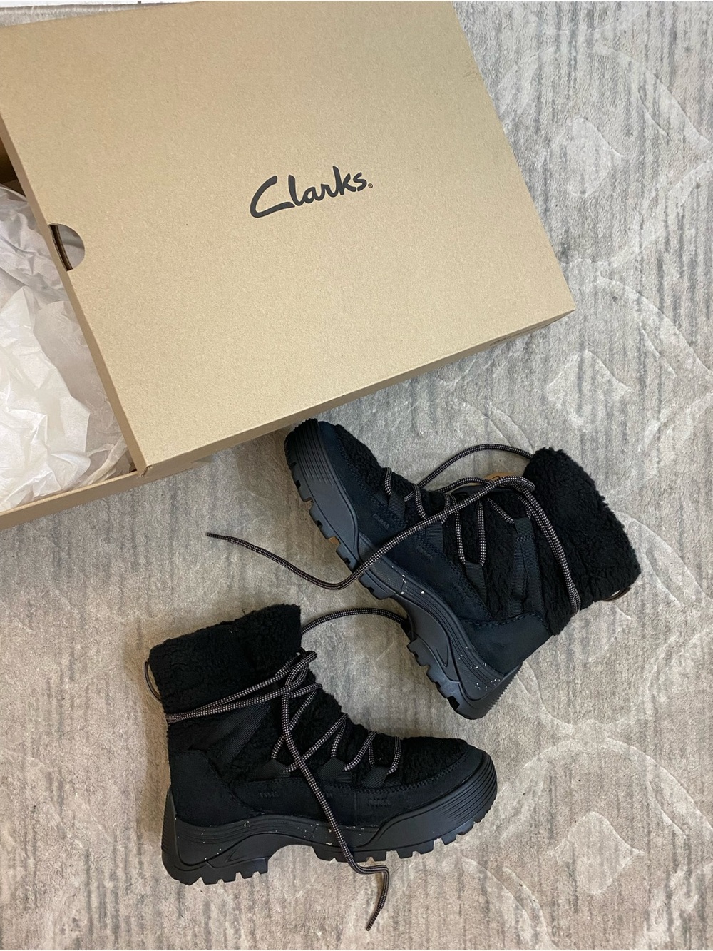 Clarks Women's Black Lace-Up all weather fall Winter hiking & snow Boots
